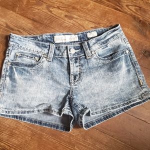 BKE Stella embroidered back pockets shorts size 28